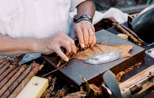 CIGAR-AFICIONADO LOUNGE